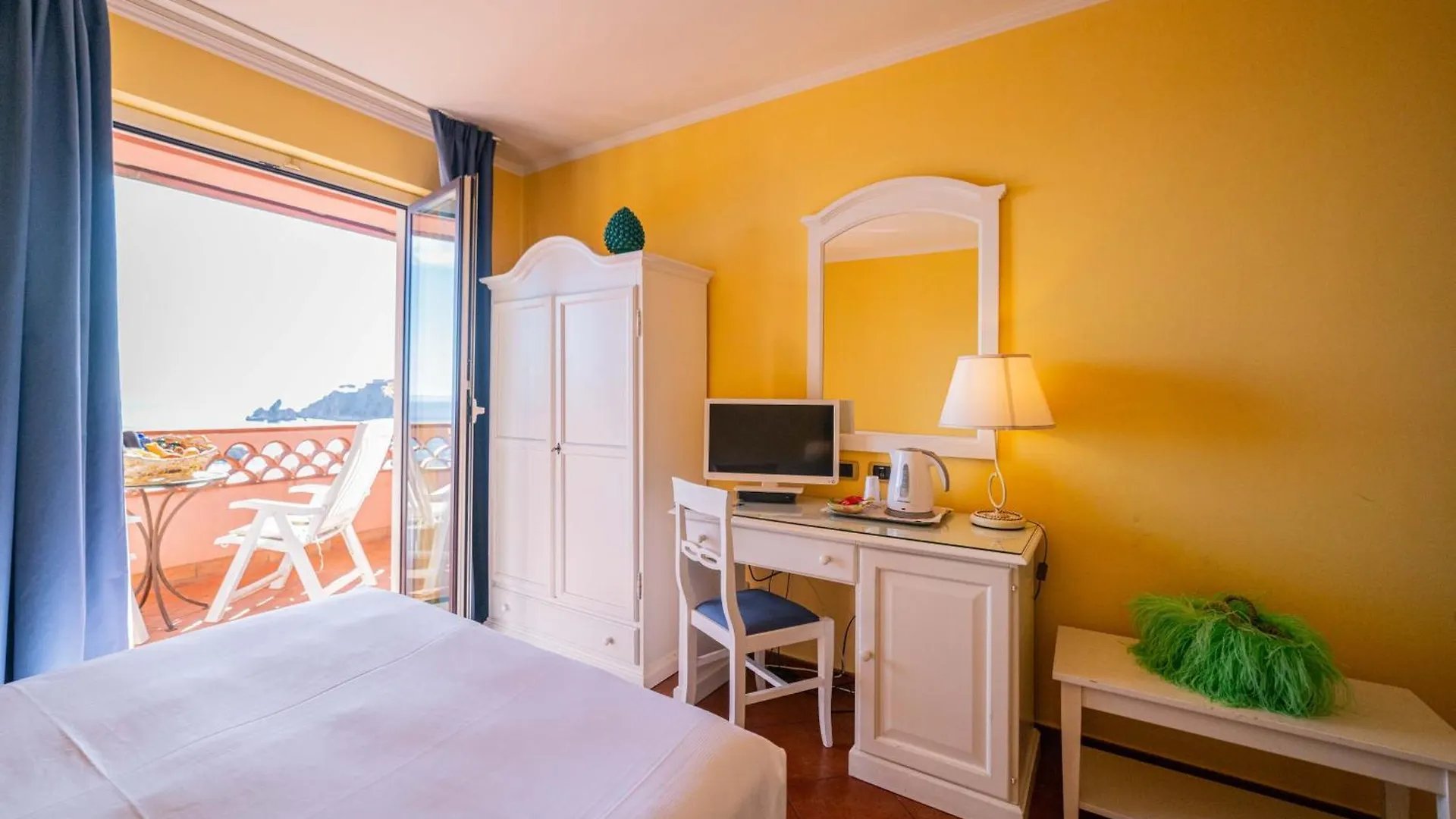 טאורמינה Mendolia Beach Hotel