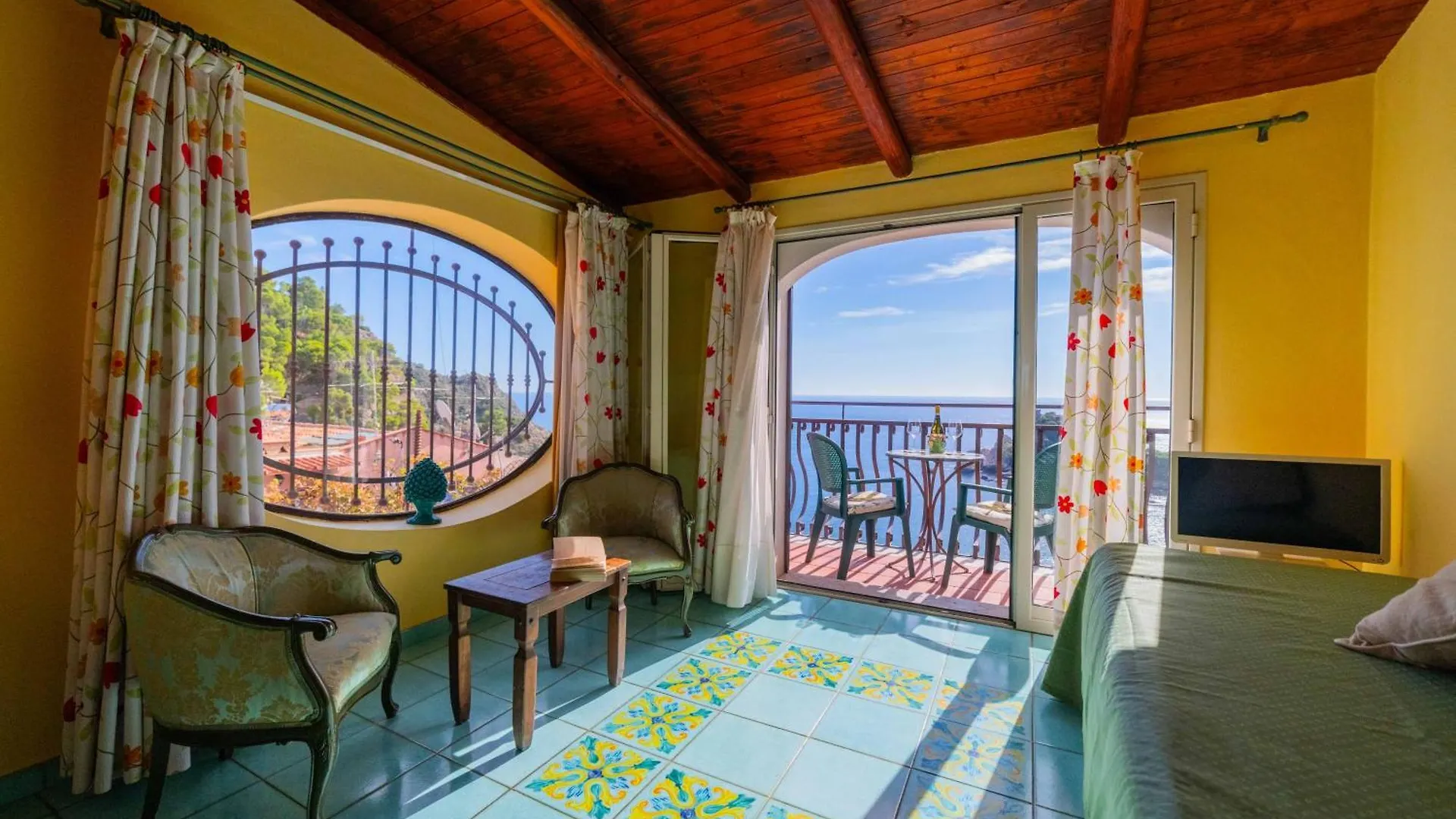 טאורמינה Mendolia Beach Hotel